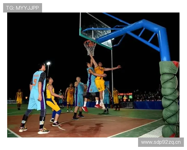 《精彩篮球对决集锦：绝妙扣篮与激烈攻防瞬间回顾》
